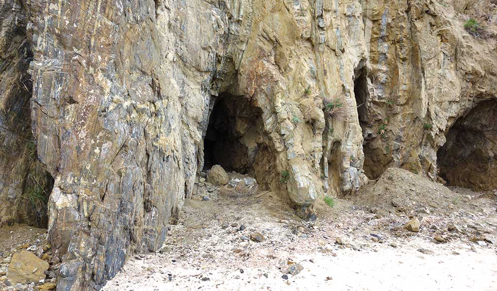 Береговые пещеры на острове Ольхон, Байкал