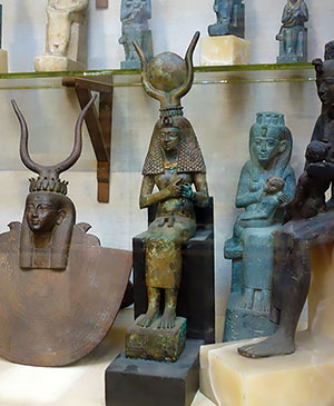 Фигурки богини Исиды - древнеегипетской богини материнства в музее Каира