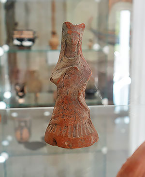 Глиняная статуэтка богини Афродиты Апатуры Анапский археологический музей