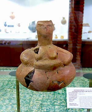 Сосуд в форме Богини-матери 6000-5500 годы до н.э. в археологическом музее Коньи
